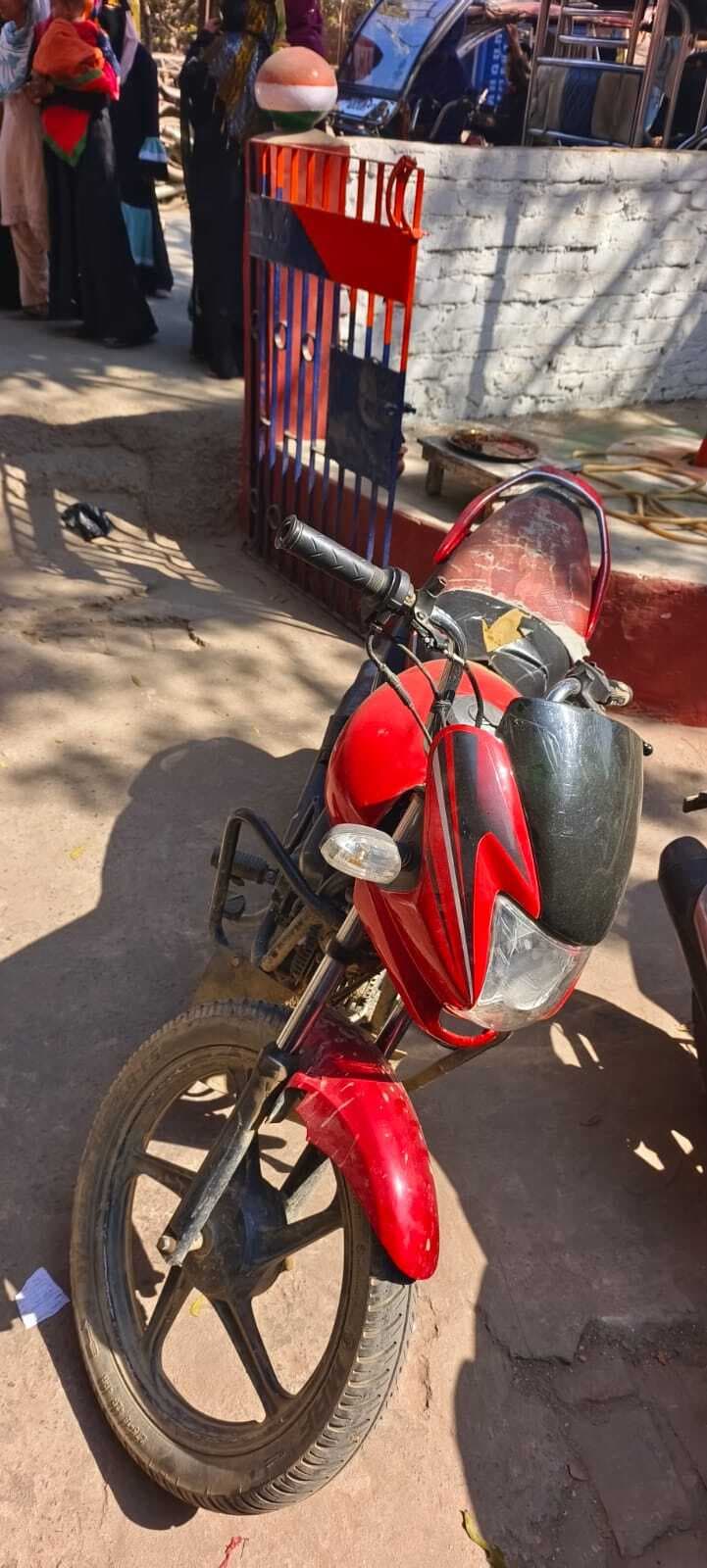 चोरी की बाइक के साथ शातिर गिरफ्तार, मोबाइल जब्त