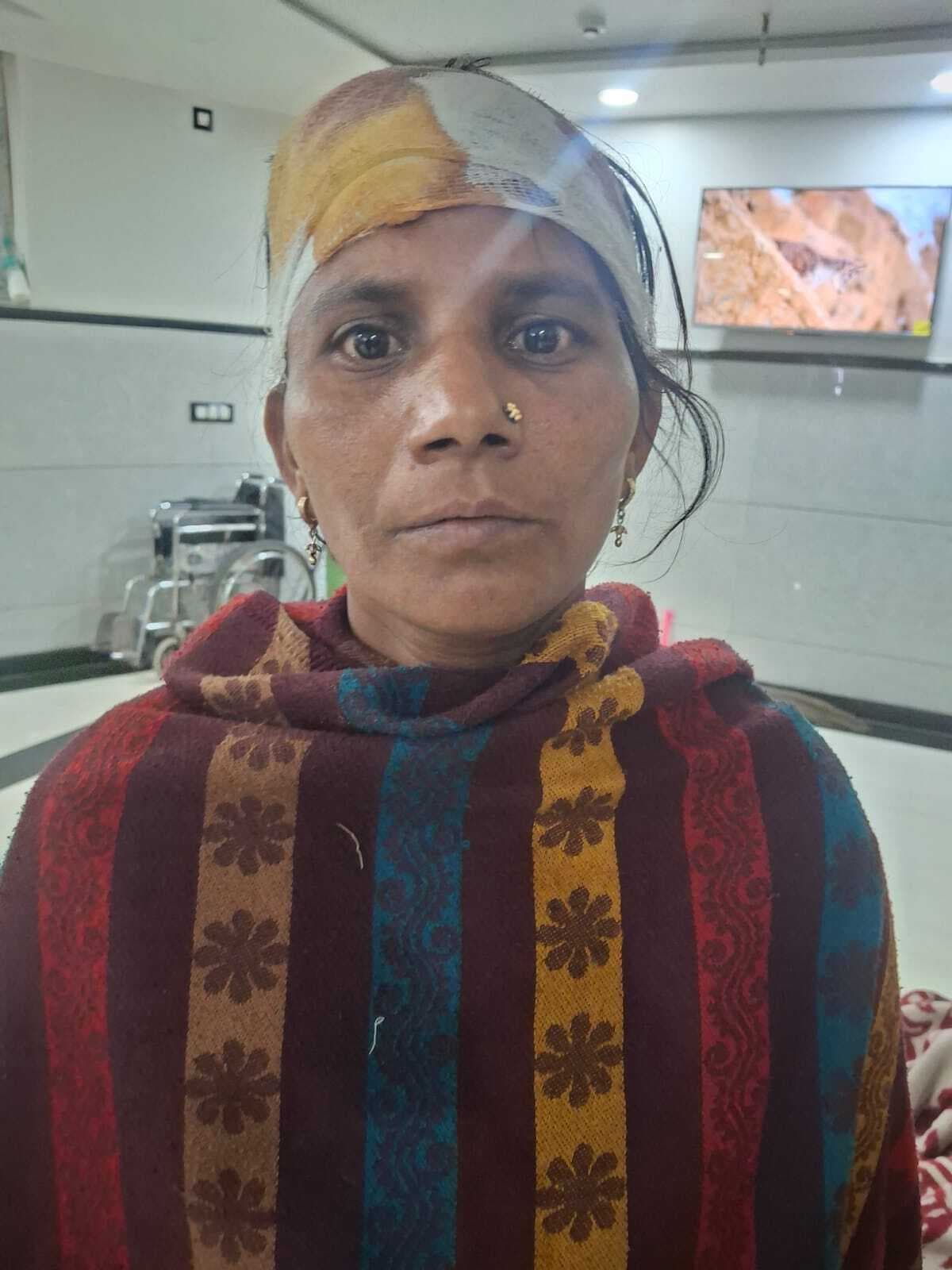 बच्चों के विवाद में खूनी जंग, धारदार हथियार से हमले में माता-पिता गंभीर