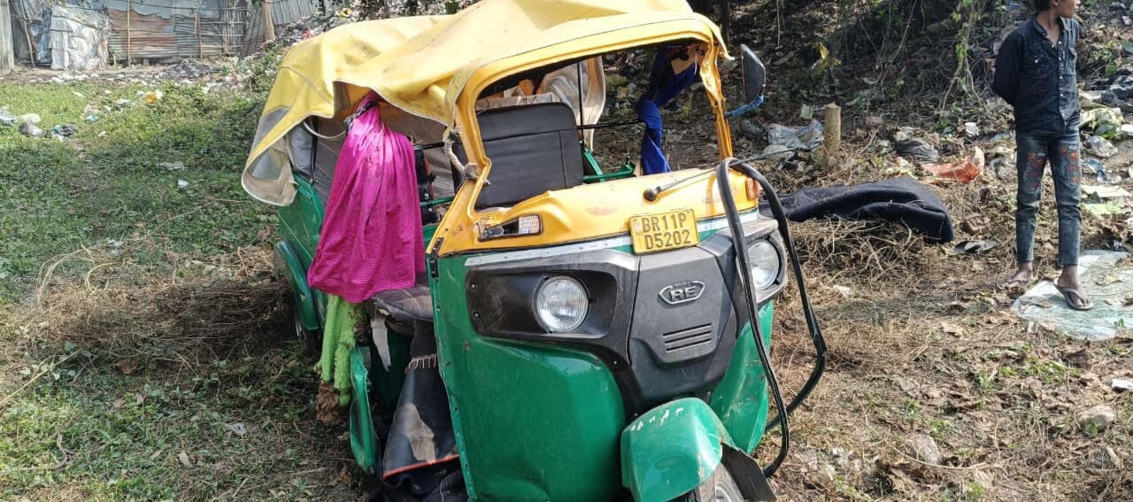 अनियंत्रित होकर ऑटो पलटने से एक की मौत, पांच घायल