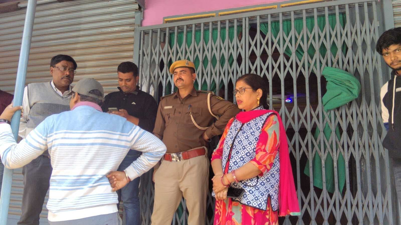 अमरपुर में अवैध जांच घर व नर्सिंग होम के विरुद्ध टीम ने की छापेमारी, एक नर्सिंग होम सील