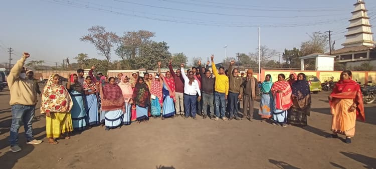 गेट मीटिंग में मजदूरों से हड़ताल को सफल बनाने की अपील की