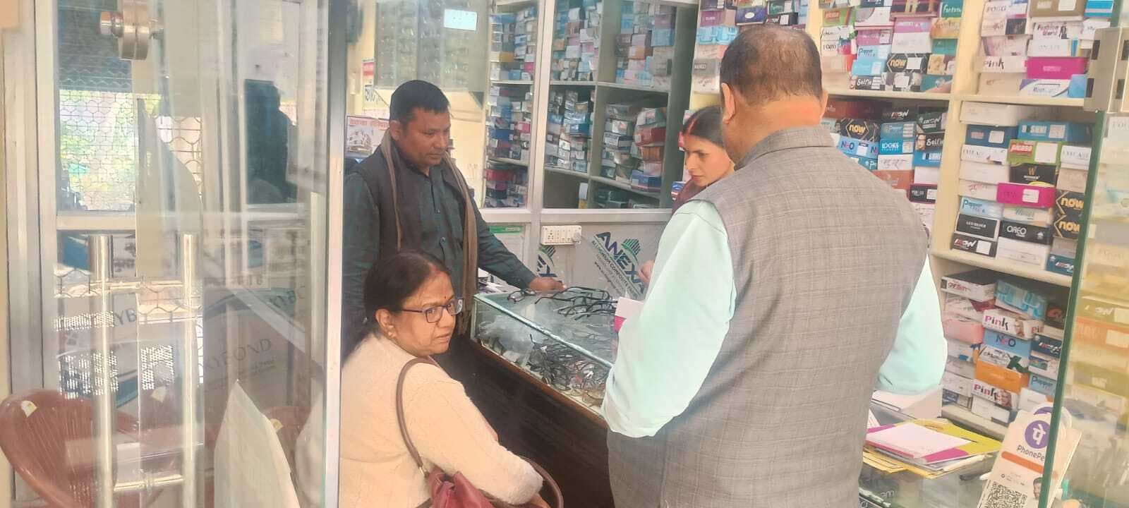 निजी क्लिनिकों की औचक जांच में पंजीकृत चिकित्सक नहीं मिले मौजूद