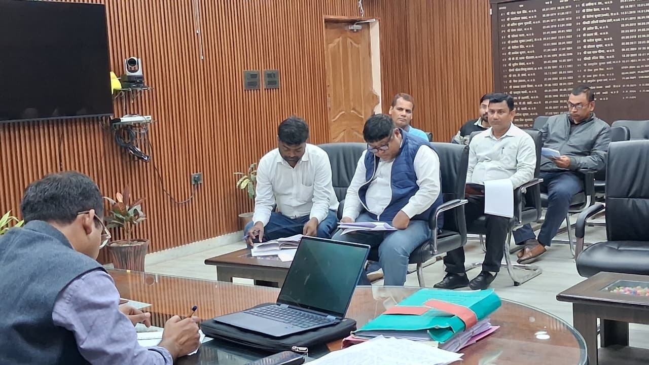 कार्य समयबद्ध ढंग से पूर्ण कराएं - डीएम