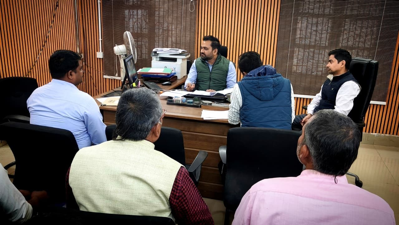 72 घंटे के अंदर सभी सोलर स्ट्रीट लाइटों को जलाना सुनिश्चित करें : अफसर