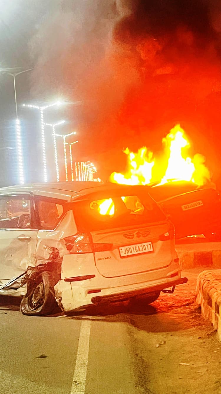 Aurangabad News : पुरानी जीटी रोड पर कार डिवाइडर पर चढ़ी, लगी आग