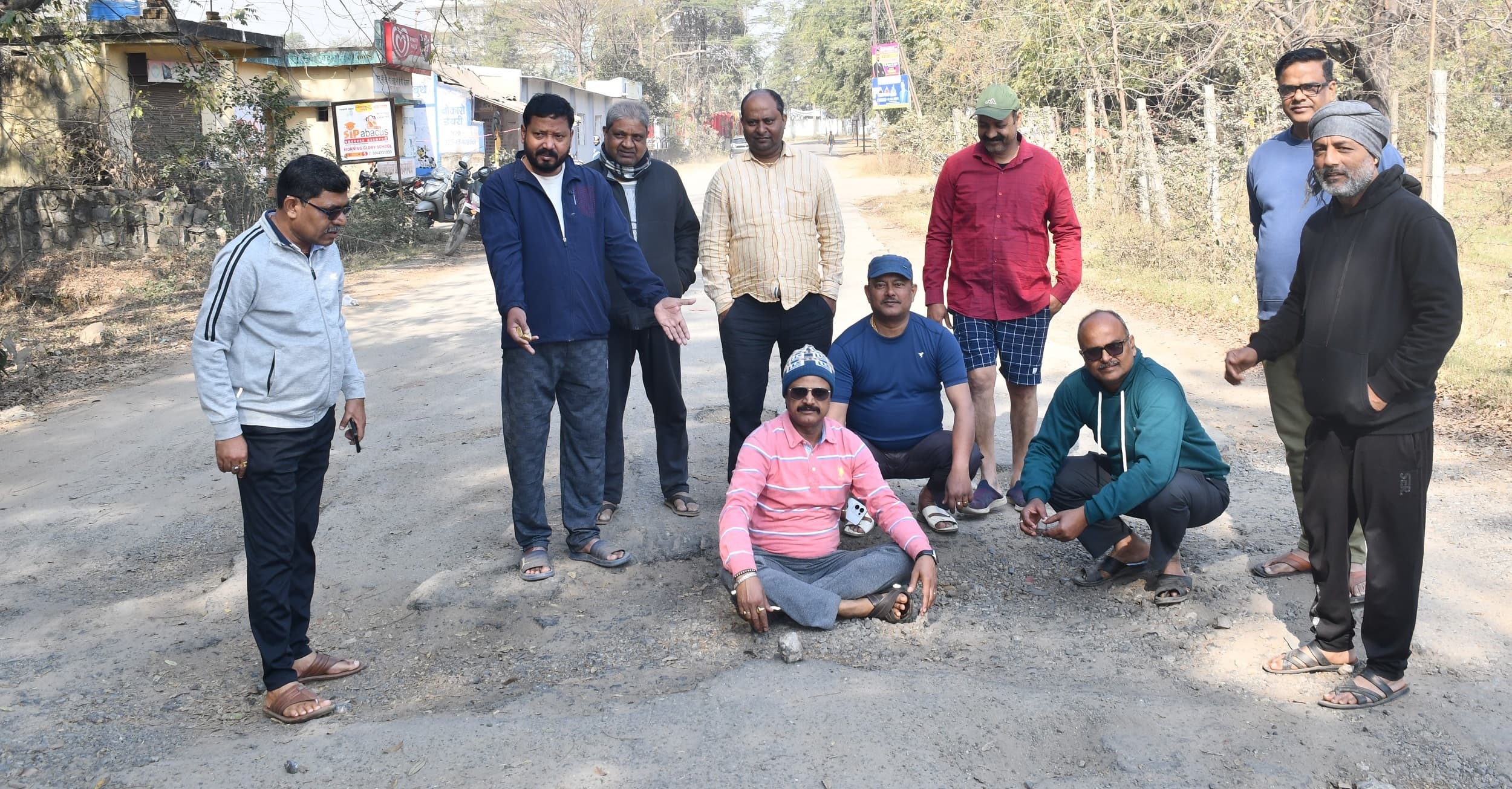 Bokaro News: मरम्मत की मांग को लेकर सड़क पर उतरे लोग