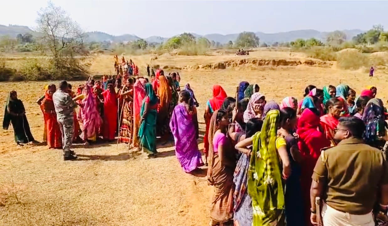 Giridih News :वन विभाग के ट्रेंच काटने के विरोध में ग्रामीणों ने किया पथराव