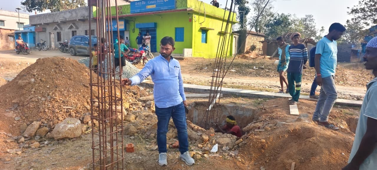 Chaibasa News : ढीपा में बन रहे स्वास्थ्य उपकेंद्र भवन निर्माण में गड़बड़ी, काम रोका गया