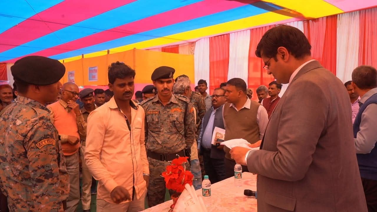 डीएम ने बसमतिया में सुनी लोगों की समस्याएं, किया समाधान