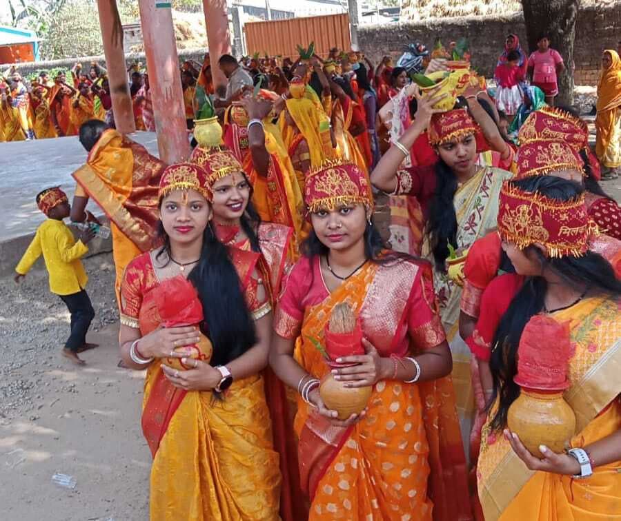 East Singhbhum News : कलश यात्रा से महायज्ञ शुरू, गूंजे गायत्री मंत्र