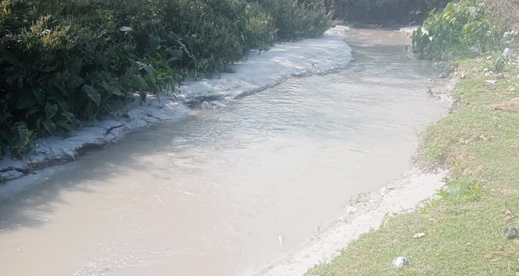 Bokaro News : पाइप फटा, नदी में बही छाई