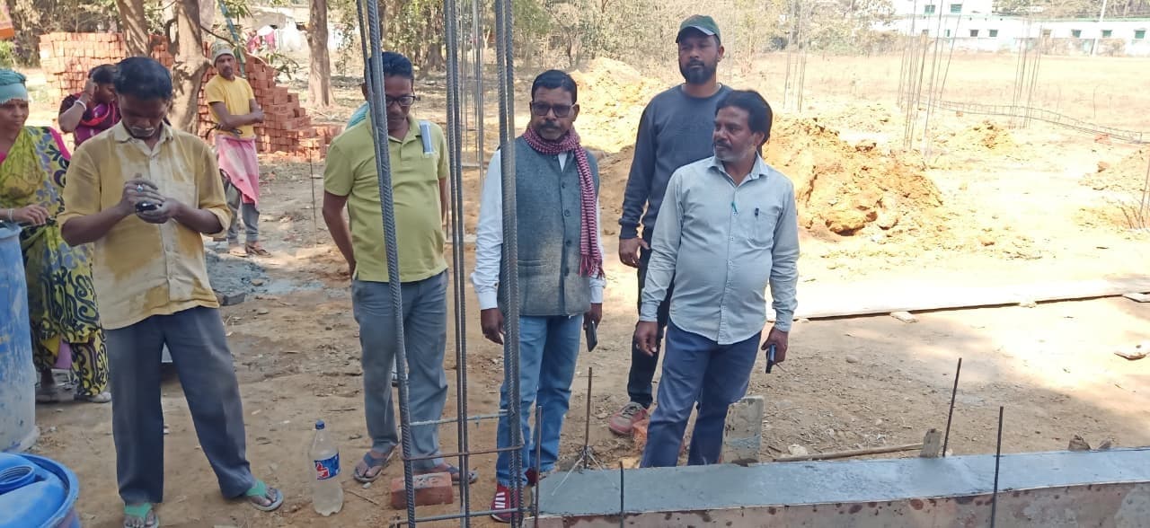 East Singhbhum News : धालभूमगढ़ में 44 लाख की योजना में घटिया सामग्री का खेल, झामुमो ने रुकवाया काम
