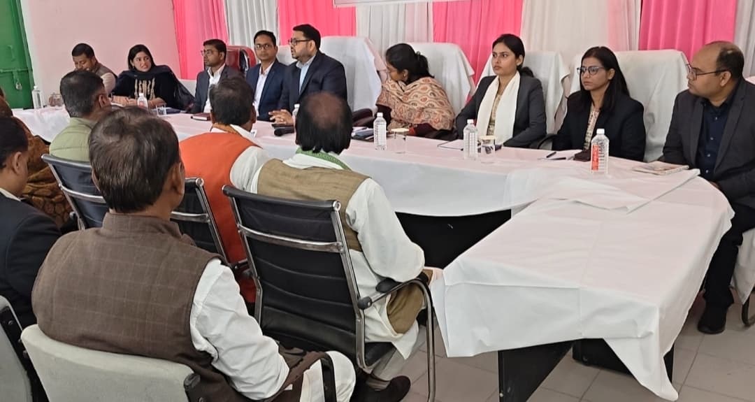 रामपुर पहुंचे डीएम, जनप्रतिनिधियों के साथ की विकास योजनाओं की समीक्षा