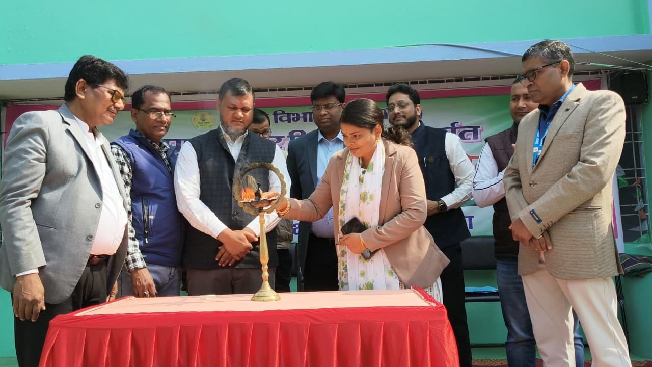 पठन-पाठन के नये हस्तनिर्मित टीचिंग मटीरियल से रूबरू हुए लोग