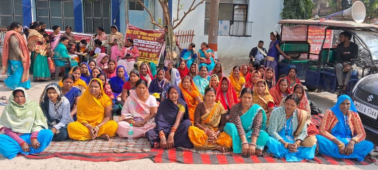 राष्ट्रव्यापी हड़ताल में शामिल हुईं ममता कार्यकर्ता, लंबित मांगों को लेकर किया धरना-प्रदर्शन