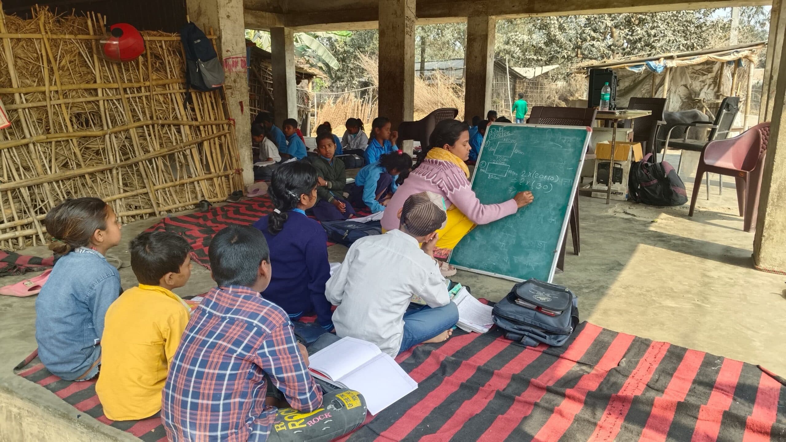 जर्जर सामुदायिक भवन में संचालित है दो दशक से भूमिहीन  प्रावि पिपरा बिसनपुर