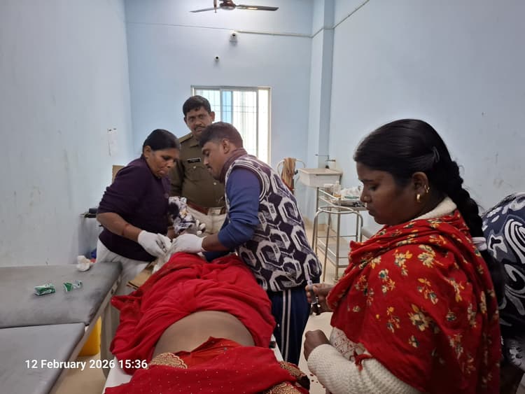 मौसेरे भाई की शादी में जा रहे मां-बेटा सड़क हादसे में घायल