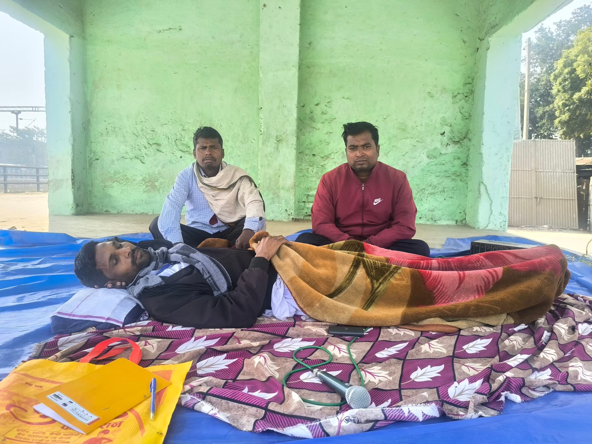 पूर्णिया सांसद की रिहाई व मेनहा में मेडिकल निर्माण को लेकर तीसरे दिन भी अनशन जारी