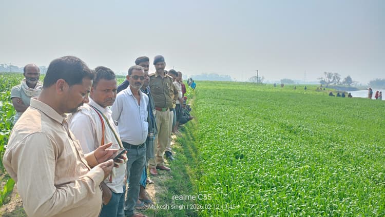 नदी के किनारे मिला सिर कटा युवक का शव