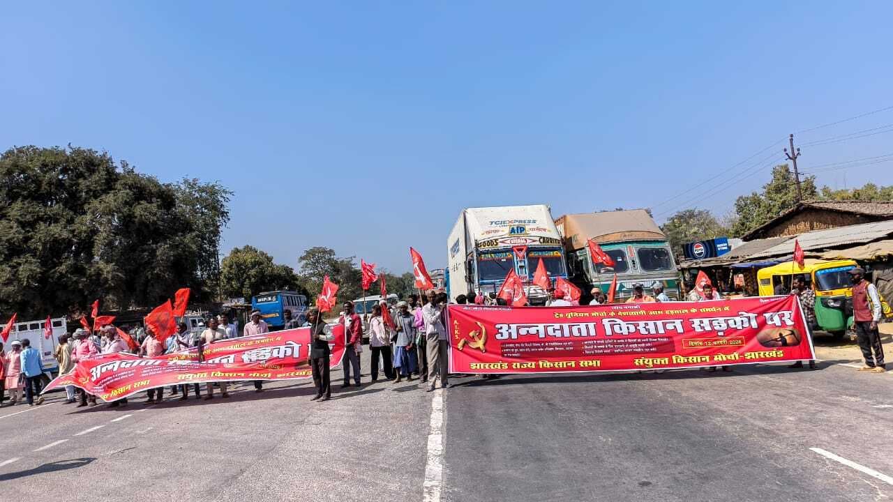 श्रम कानूनों के विरोध में सड़क जाम कर प्रदर्शन