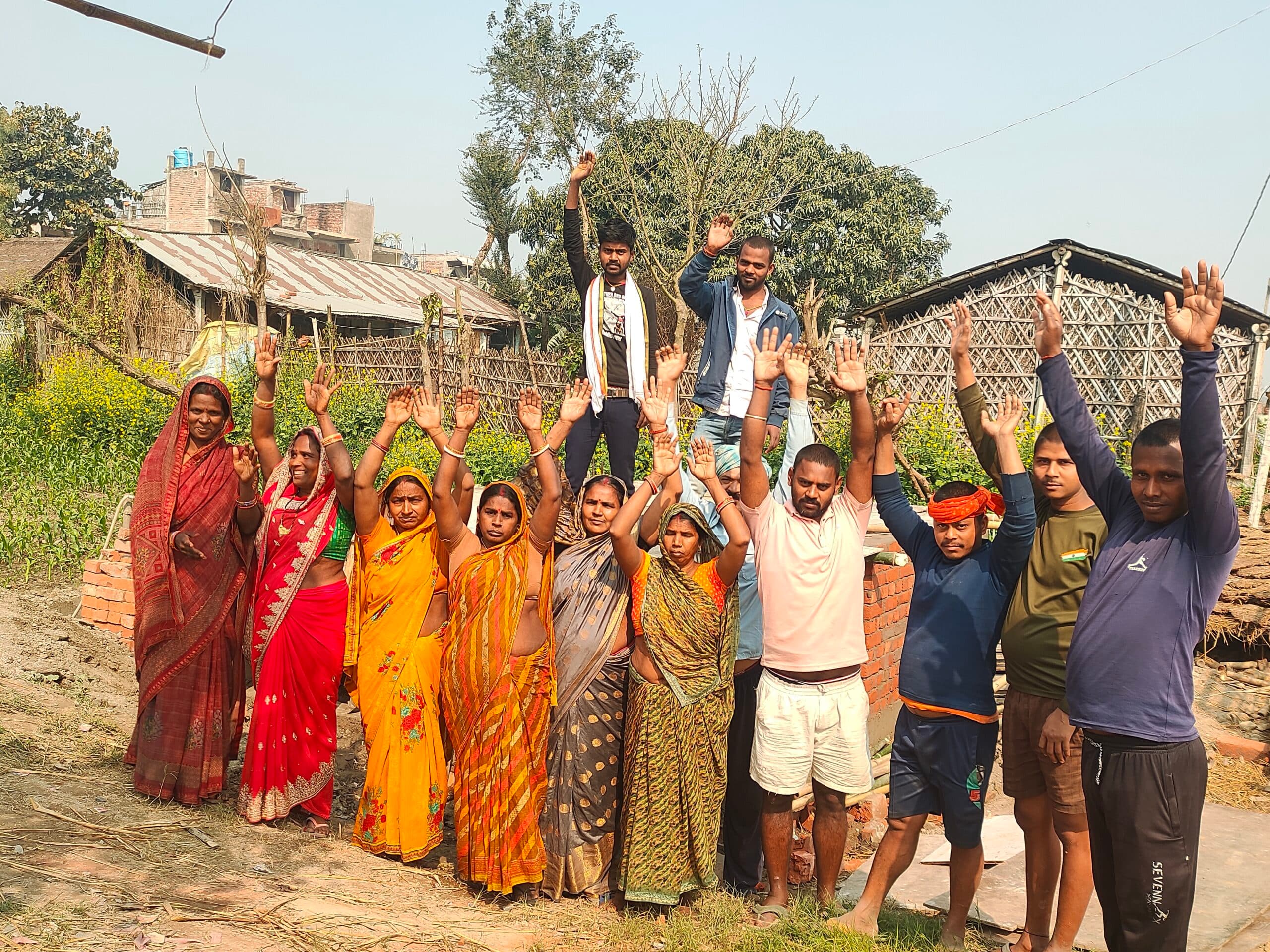 अनियमितता को लेकर ग्रामीणों ने किया प्रदर्शन