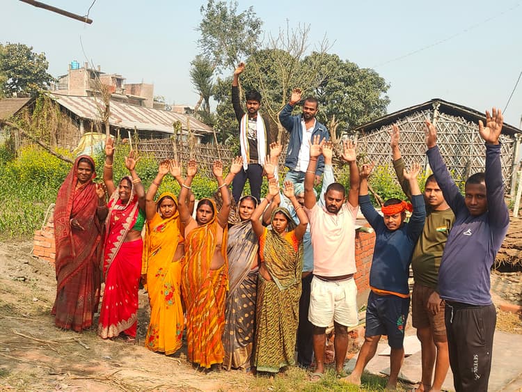 अनियमितता को लेकर ग्रामीणों ने किया प्रदर्शन