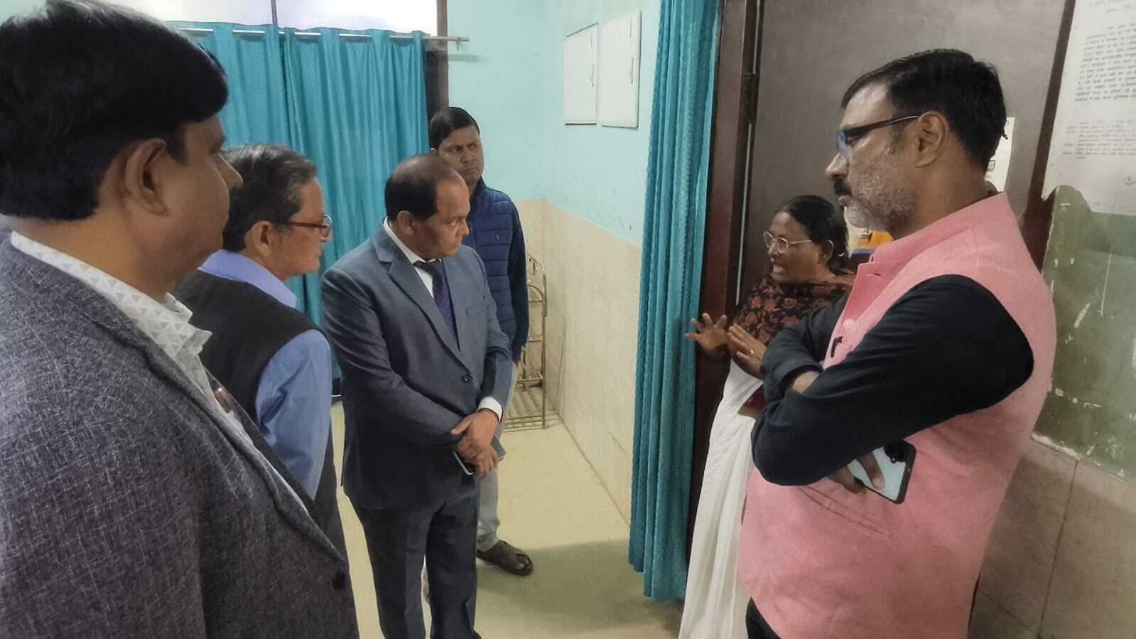 अनुमंडलीय अस्पताल का सीएस ने किया निरीक्षण, अनुपस्थित डॉक्टर की तीन दिन की काटी हाजिरी