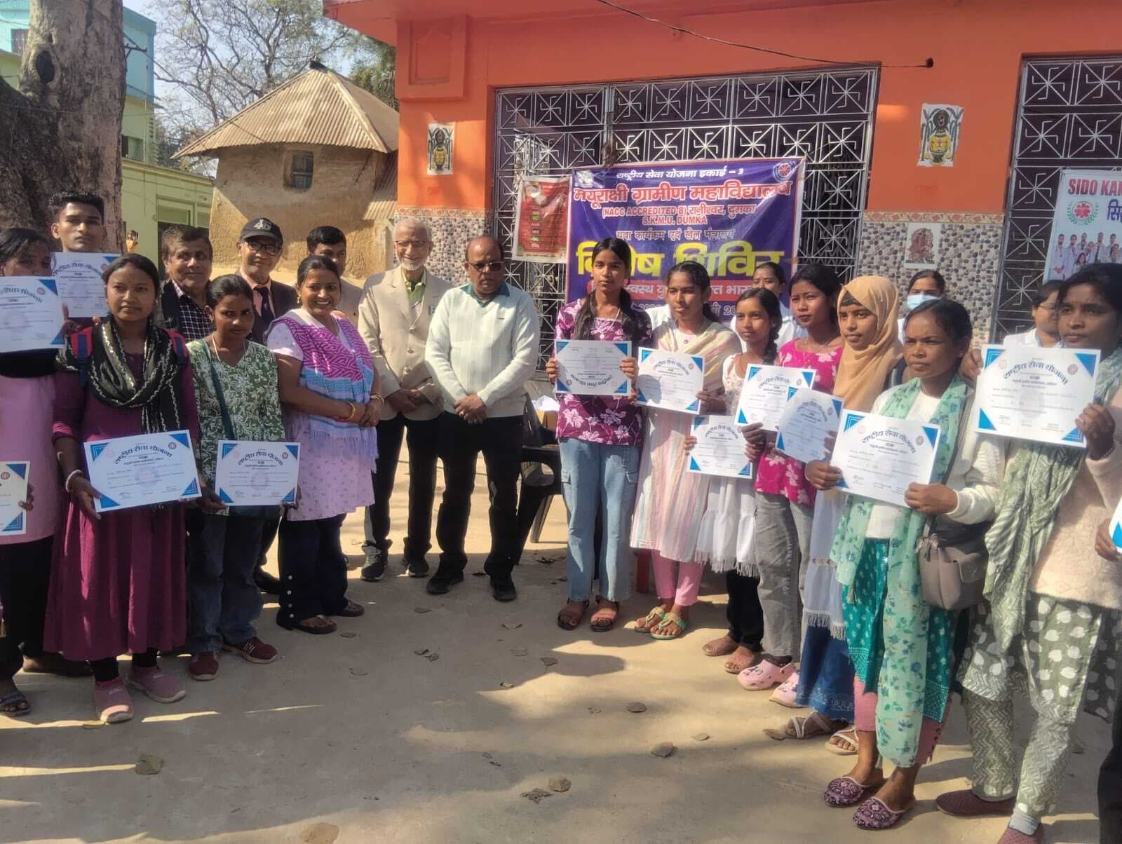 एनएसएस के कैंप में 70 ग्रामीणों का हुआ मुफ्त इलाज