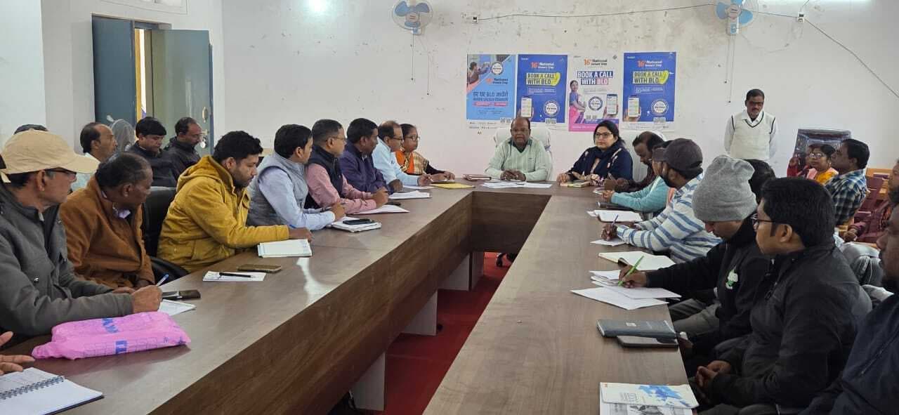 आवास की धीमी प्रगति पर पंचायत सचिव को शो-कॉज