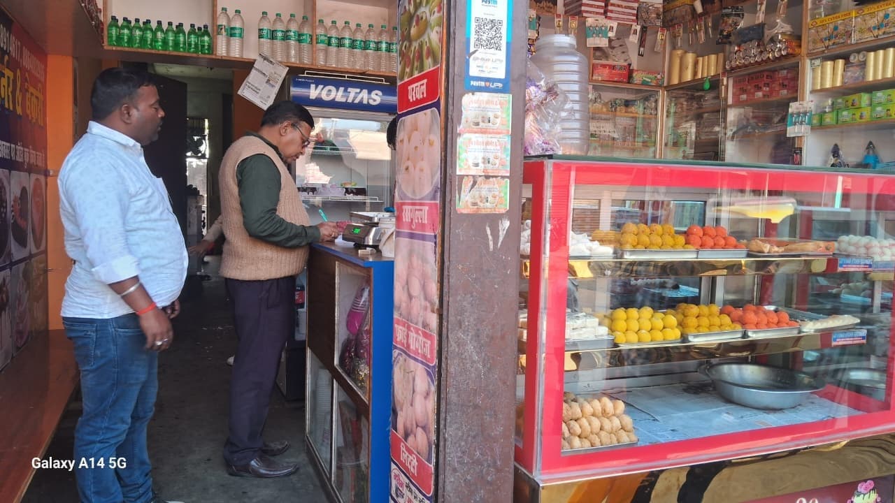 माप-तौल निरीक्षक ने दुकानों का किया निरीक्षण