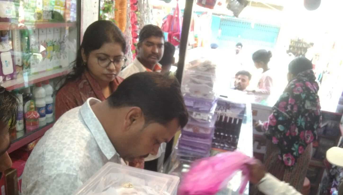 सिंगल यूज प्लास्टिक पर नगर पंचायत की सख्ती, दर्जन भर दुकानों में की छापेमारी