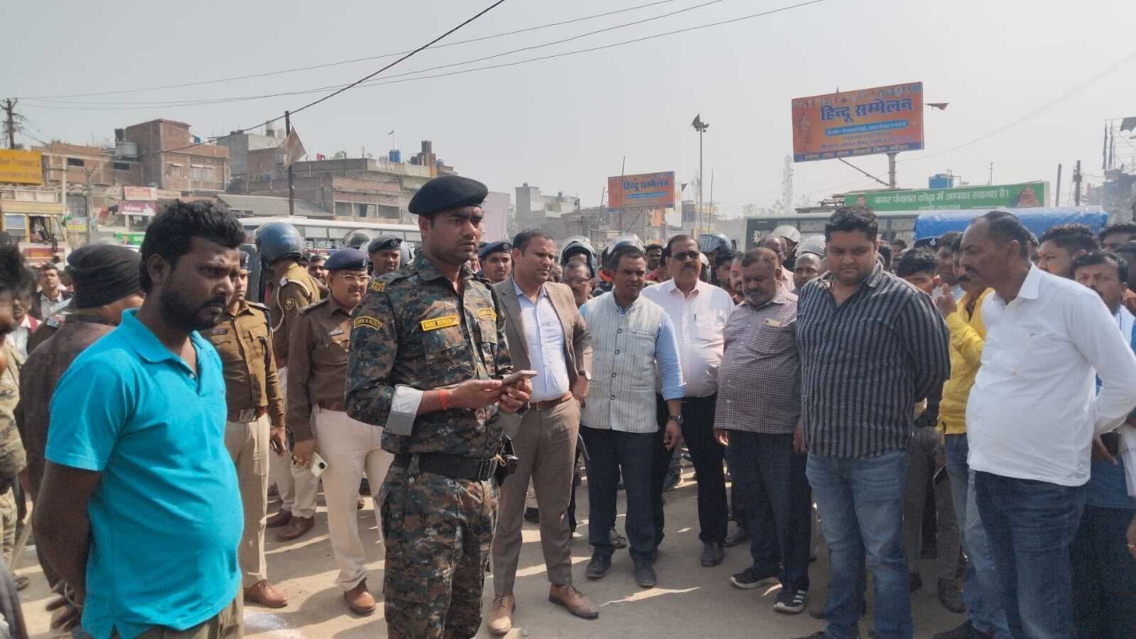 बैरिकेडिंग पर थम नहीं रहा विवाद, गेड़ाबाड़ी बाजार आठ घंटे बंद