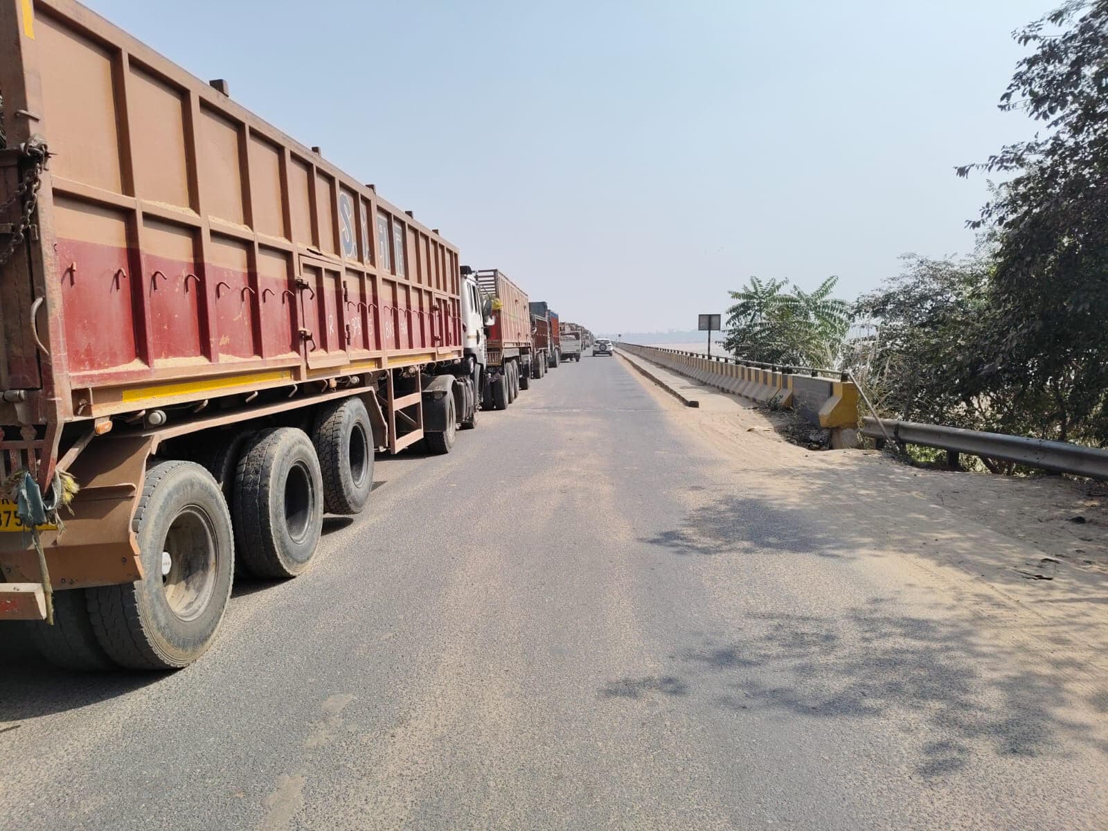 अरवल पुल पर ट्रकों की लगी लंबी कतार, जाम से लोग रहे हलकान