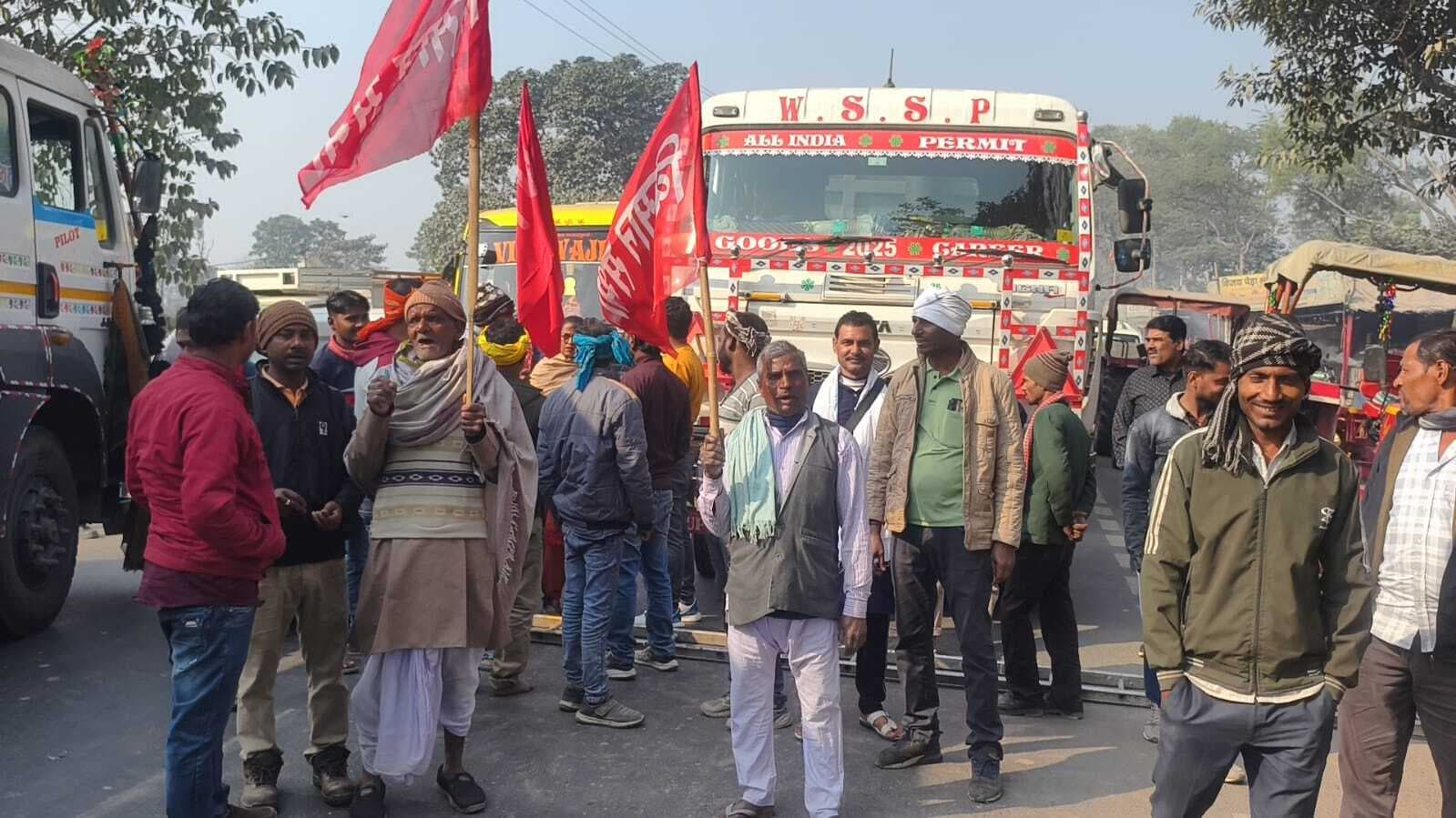 एनएच-31 डूमर चौक पर ट्रेड यूनियन का प्रदर्शन, दो घंटे तक रहा जाम