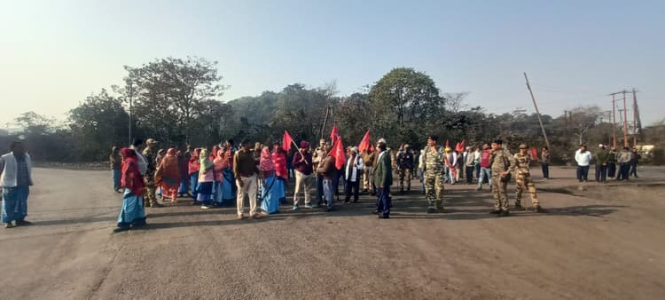 Deoghar news : चार श्रम कानूनों को वापस लेने की मांग, संयुक्त ट्रेड यूनियन मोर्चा के प्रतिनिधि सड़क पर उतरे