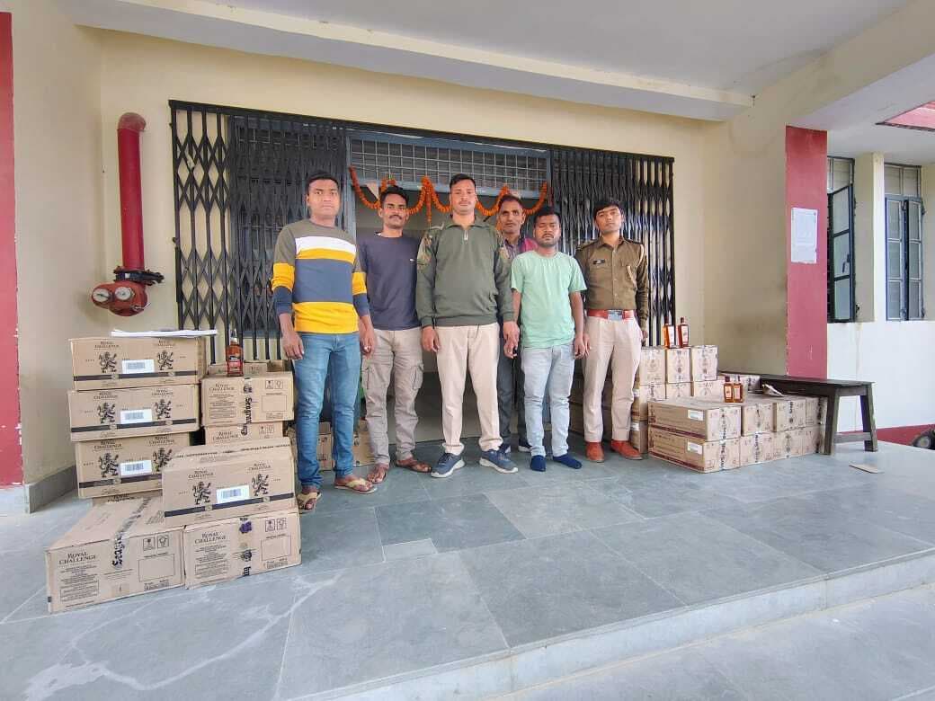 पिकअप पर लदे रबर मैट के बीच 57 कार्टन विदेशी शराब जब्त