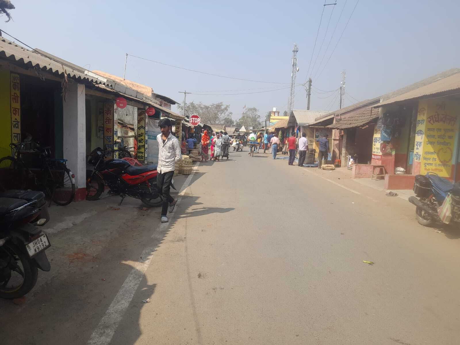 सड़क पर नहीं लगी दुकानें, रघुनाथपुर-बरमसिया मार्ग दिखा खाली