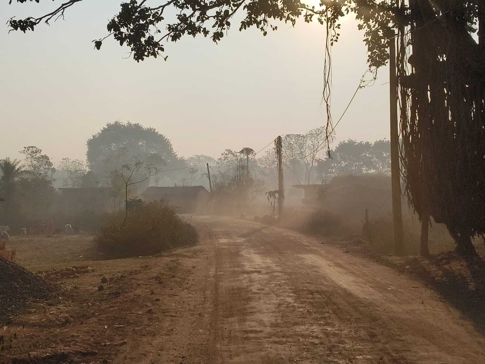 निर्माणाधीन सड़क पर उड़ती धूल से ग्रामीण परेशान