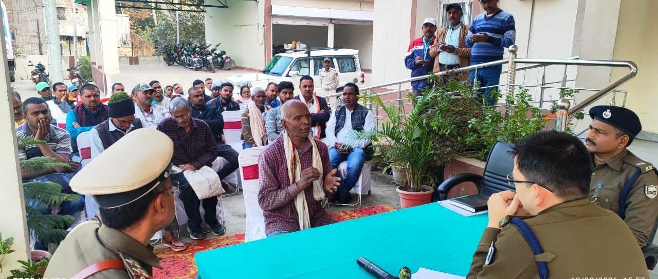 जनता दरबार में एक व्यक्ति ने ईमानदारी का दिया परिचय, पूर्व पाये मोबाइल को एसपी को सौंपा