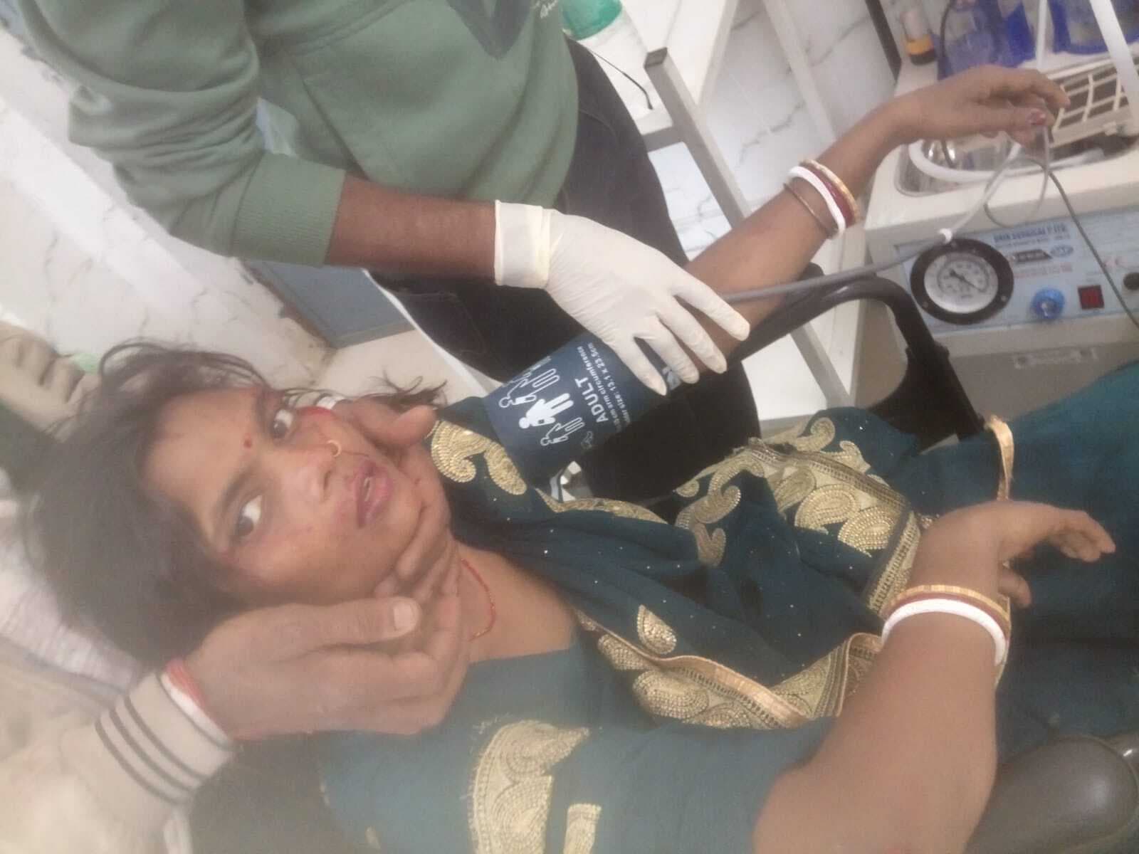 बोलेरो व बाइक की आमने-सामने की टक्कर में तीन जख्मी