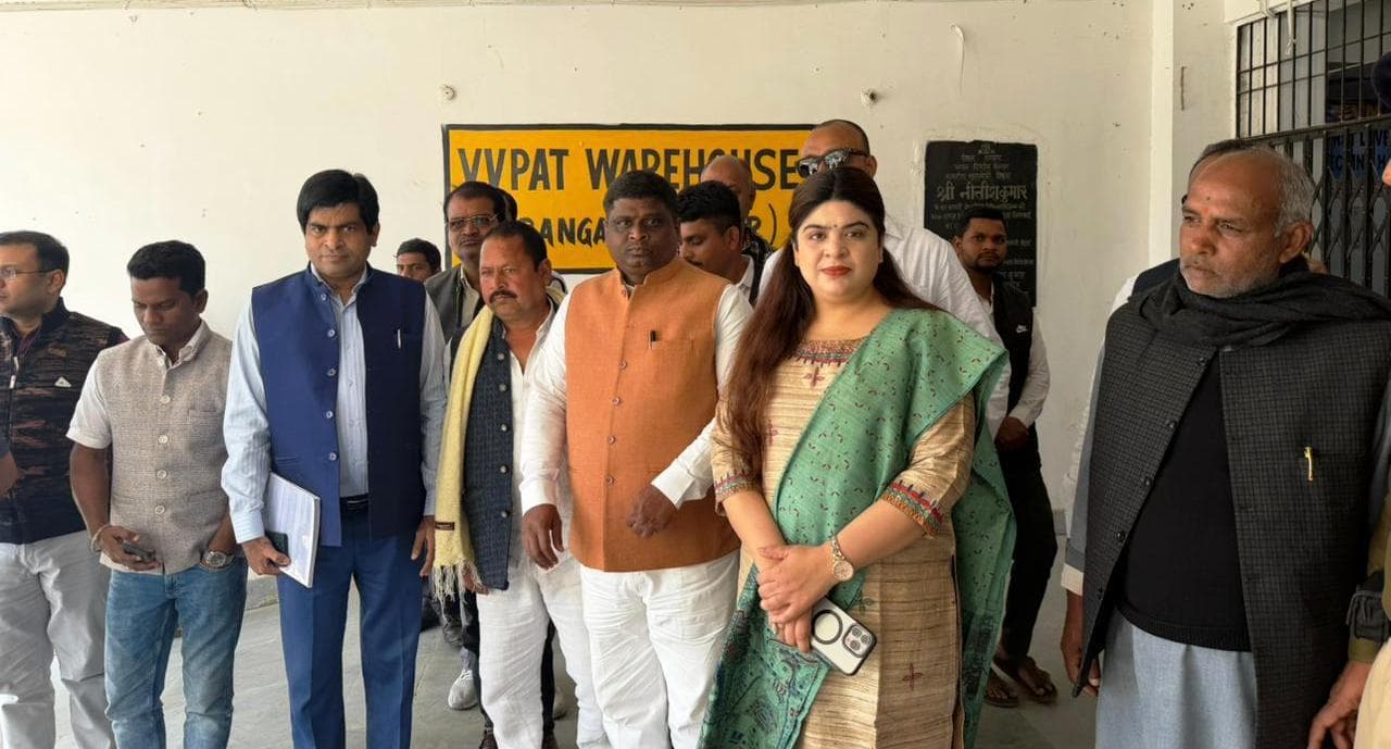 चुनाव वाद पर कार्रवाई : गोह व नवीनगर की इवीएम-वीवीपैट को अलग से रखा गया सुरक्षित