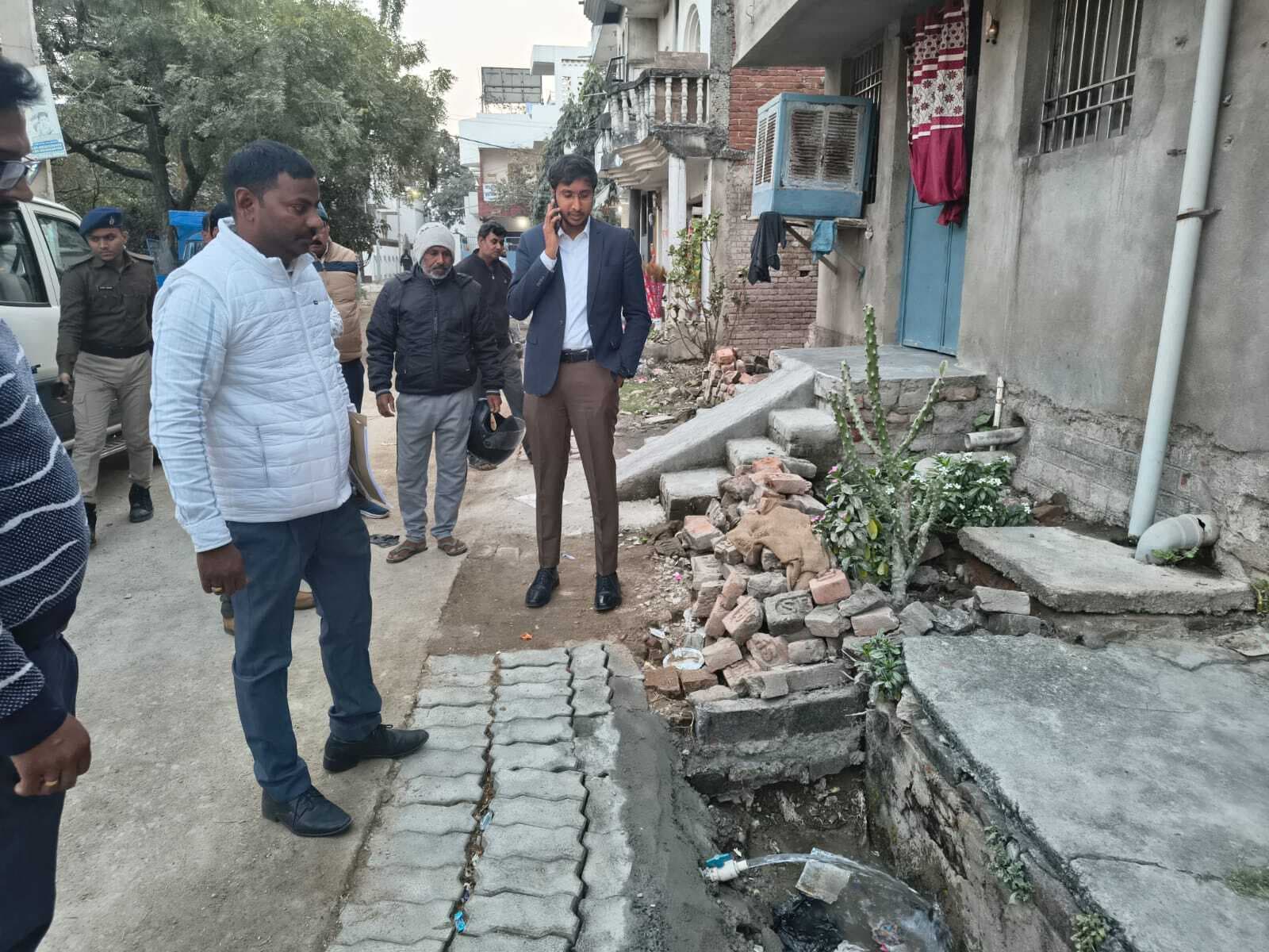 नगर आयुक्त के निरीक्षण में सड़कों पर दिखी गंदगी, संबंधित एजेंसी से स्पष्टीकरण