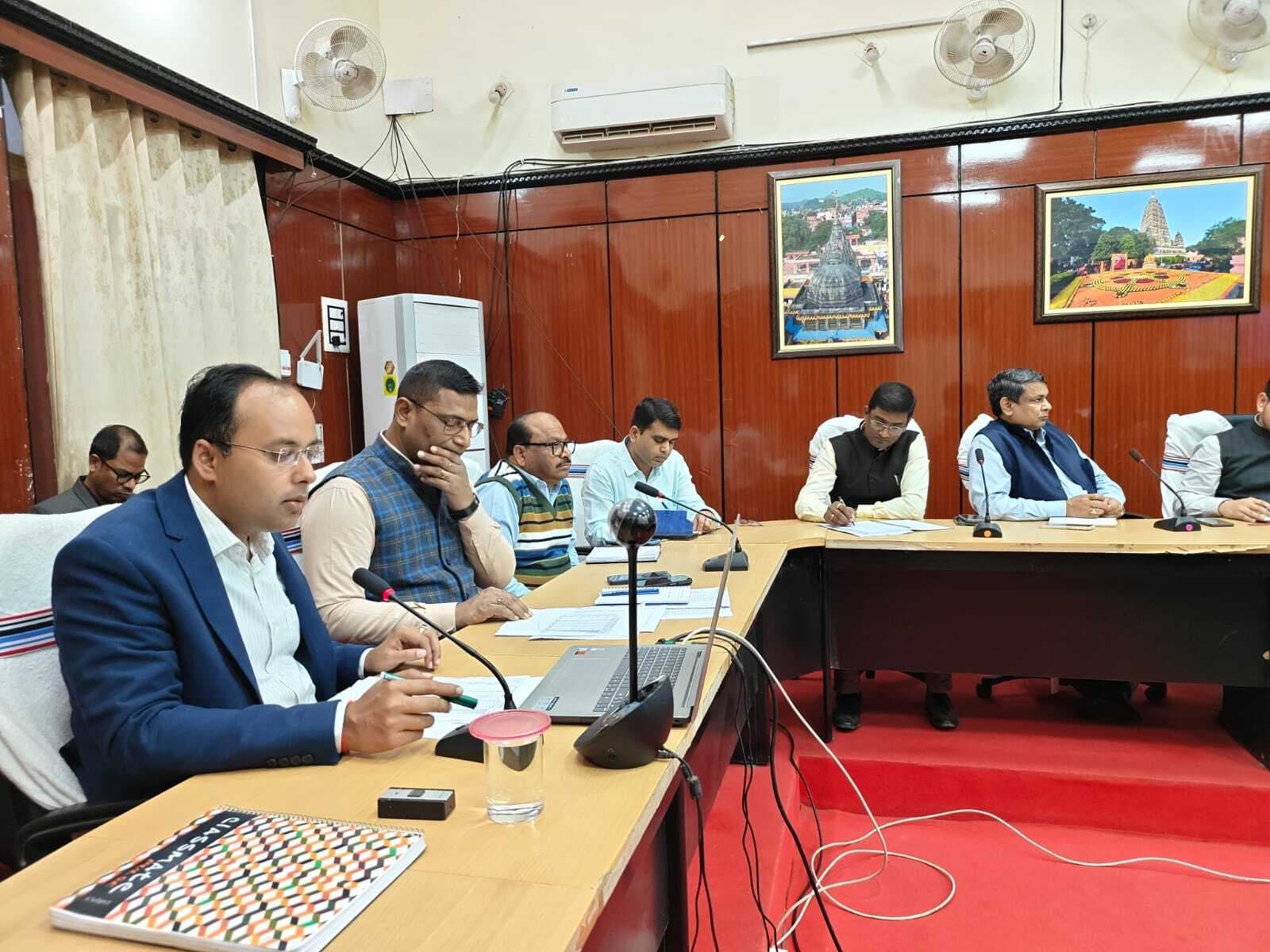 मोहनपुर के पूर्व सीओ व पूर्व राजस्व कर्मचारी पर डीएम ने की कार्रवाई, प्रपत्र क गठित