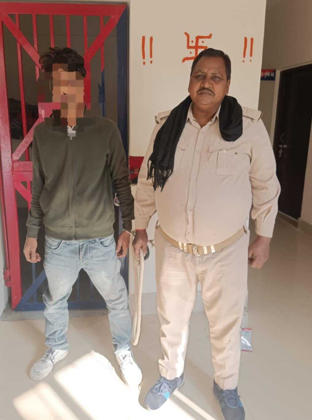 हथियार के बल पर पत्नी-बेटे को डराता था पिता, पुलिस ने छापा मारकर भेजा जेल