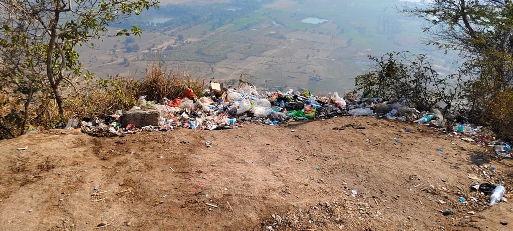 गंदगी की मार से कराह रहा ऐतिहासिक मंदार पर्वत