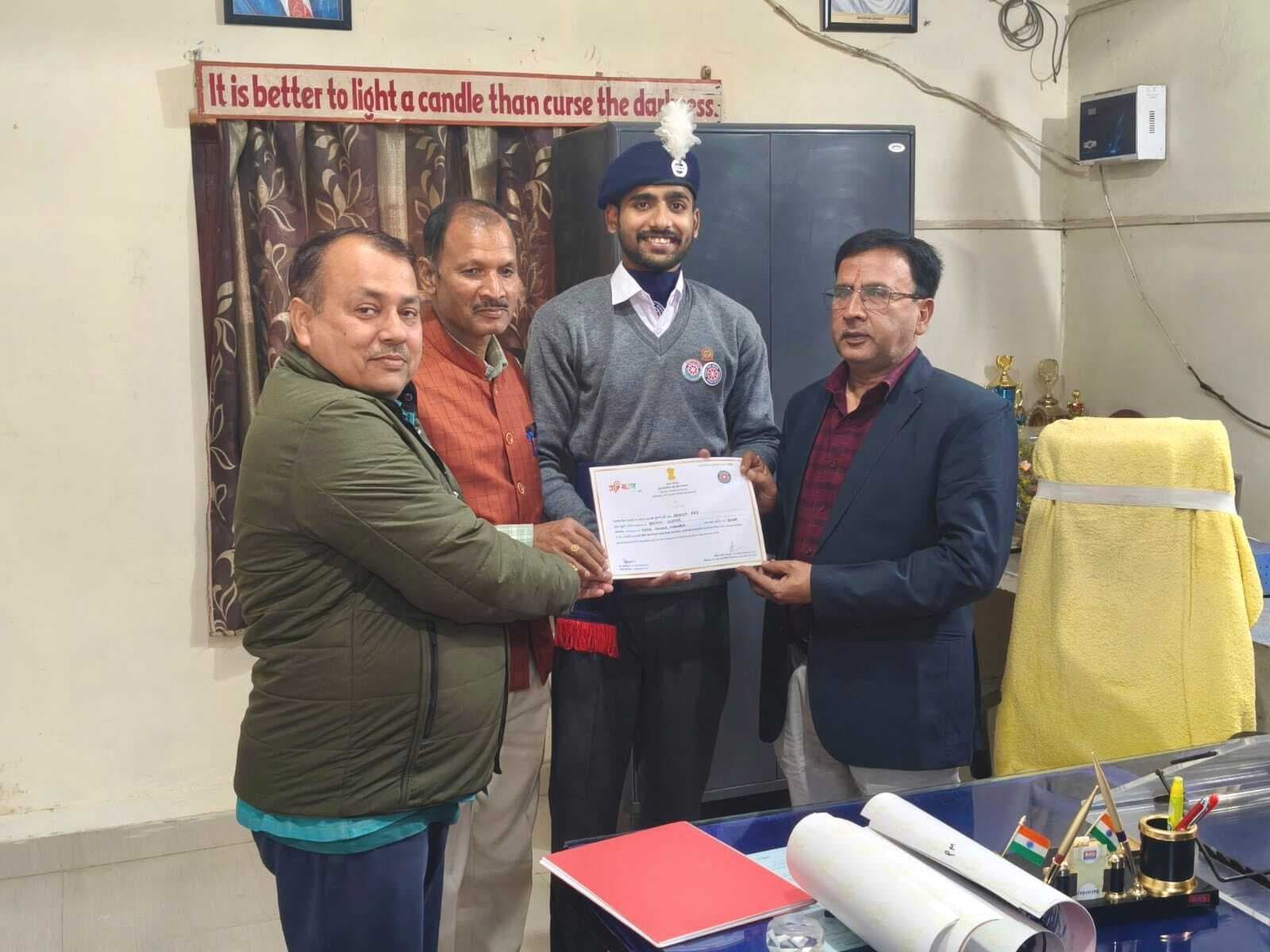 कर्तव्य पथ पर परेड में शामिल छात्र को प्राचार्य ने किया सम्मानित