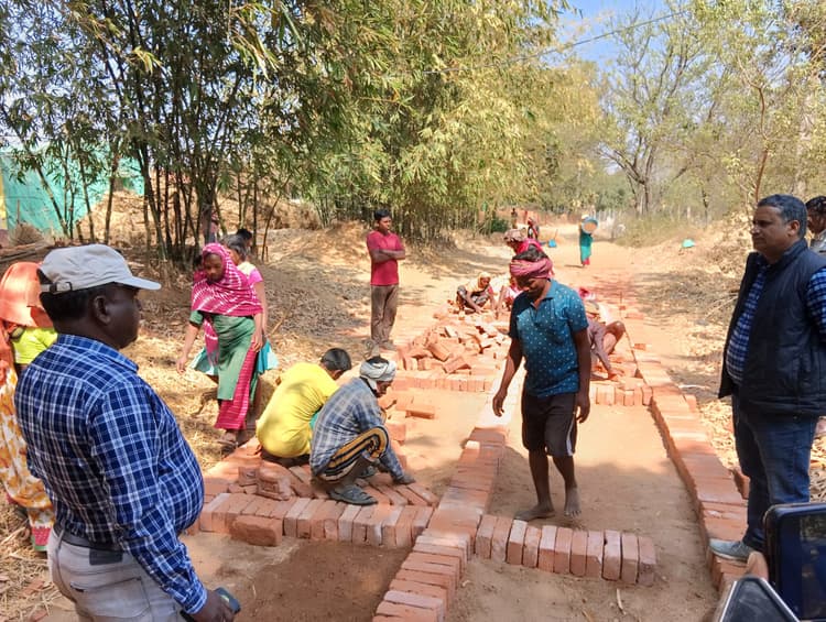 Giridih News :पीसीसी निर्माण में अनियमितता का आरोप, जांच की मांग