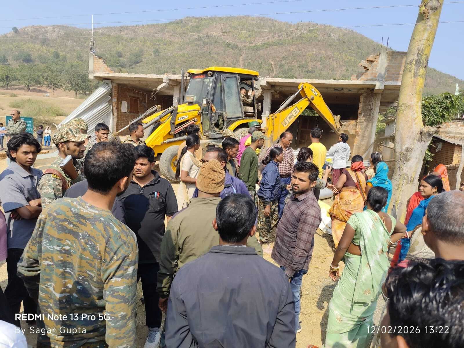 Giridih News :हाइकोर्ट के आदेश पर तोड़े गये गैर मजरुआ जमीन पर बने तीन आवास