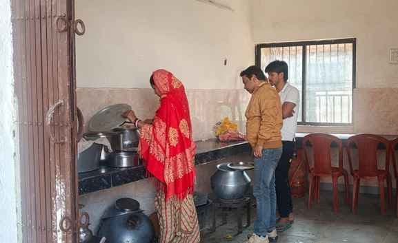 सीएचसी परिसर स्थित मुख्यमंत्री दाल-भात केंद्र का किया औचक निरीक्षण