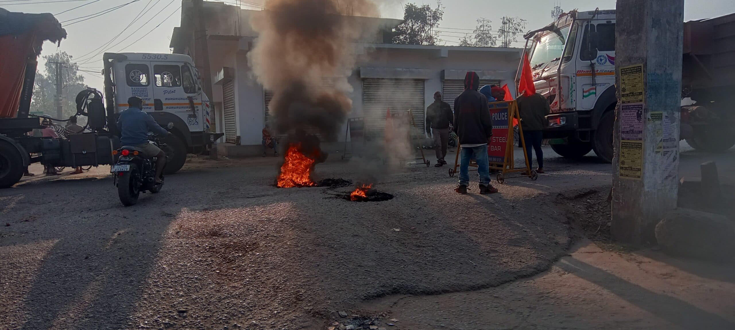 Chaibasa News : मनोहरपुर में पुलिस-मजदूरों के बीच बहस